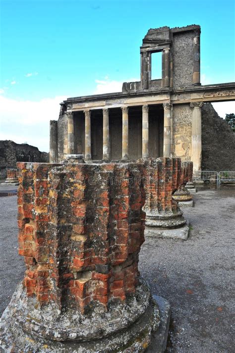 which volcano destroyed the ancient roman town|Pompeii .